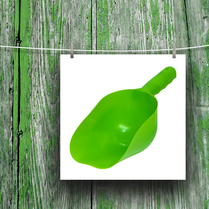 Green plastic sand shovel. Capacity 600 ml.