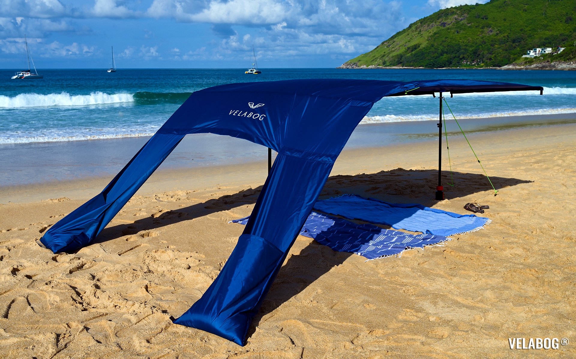 Beach sun sail Velabog Breeze, nightblue. Best beach sun canopy tent. Excellent wind stability compared to beach umbrellas and tents. Setup option with extension set for no, light or gusty wind. Side view.