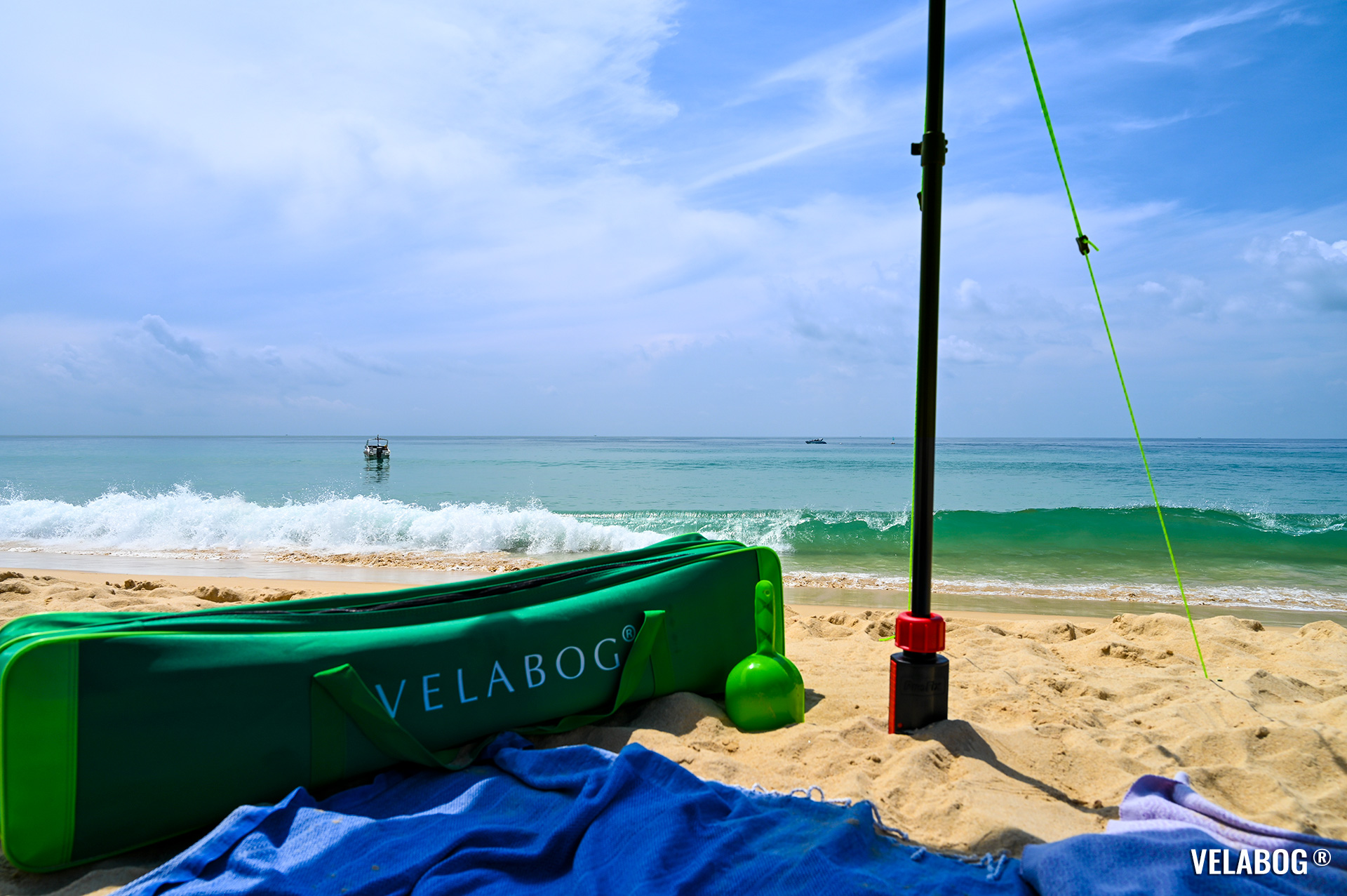 Spacious robust green bag. Two compartments: one 6 cm and the other 11 cm wide. Length 105 cm, total width 17 cm, height 22 cm. A lot of space for everything you want to take to the beach.