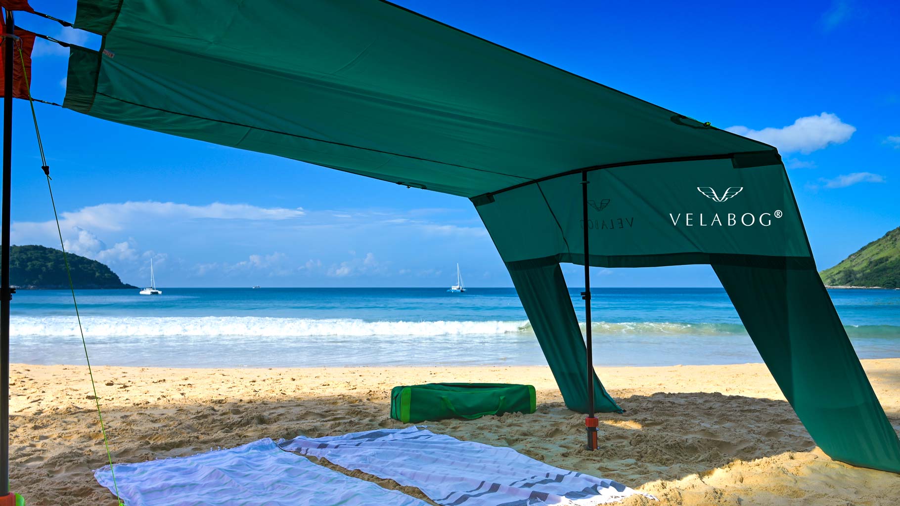 Beach sun sail Velabog Breeze, green, in combination with a second beach sun sail on the beach. Combination with the help of an extension set to create a giant beach tent with plenty of shadow for the whole family and friends. Best beach canopy.