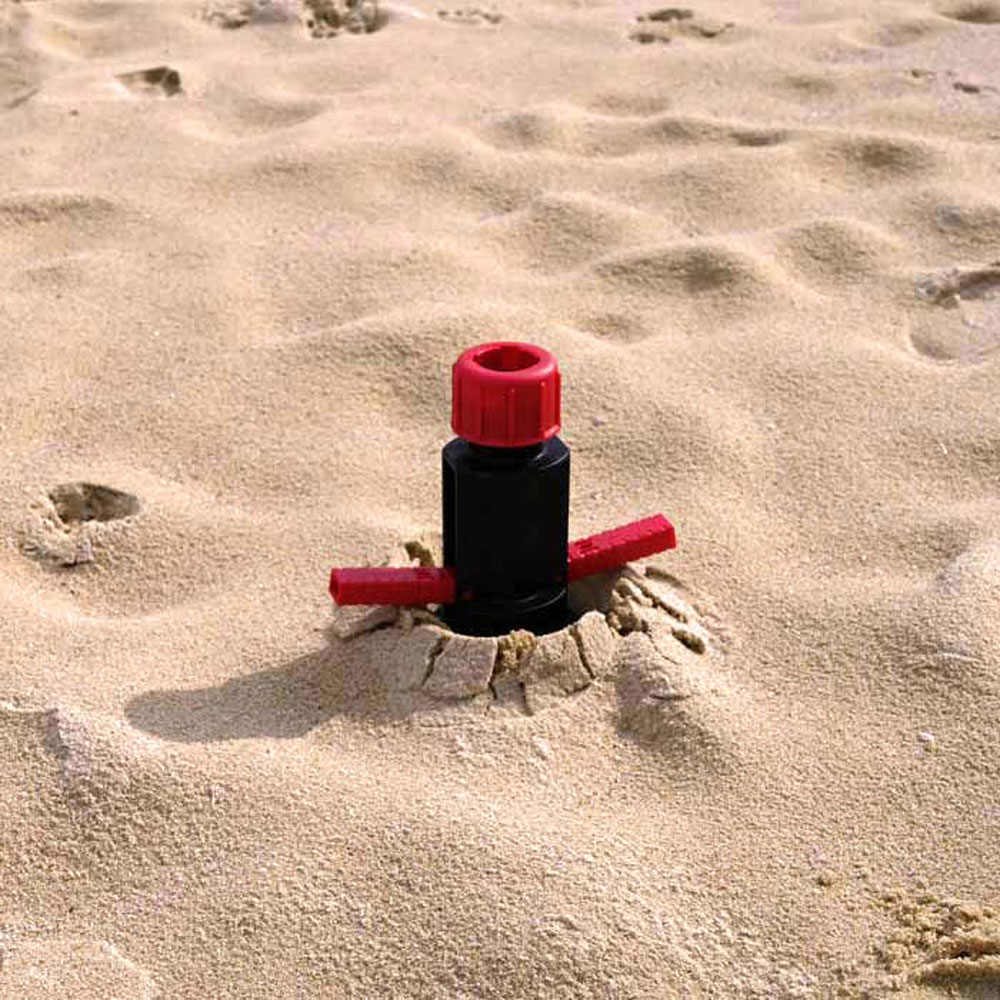 Ground anchor Blome Profix with fold-out screw handles. Application step 4.