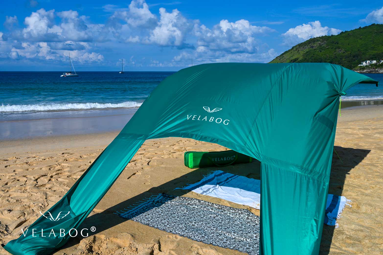 Velabog «Breeze» żagiel słoneczny - zielony. Najlepszej jakości ochrona przeciwsłoneczna na plaży. Może być używany przy lekkim lub silnym wietrze. Widok od tyłu, szczegóły.