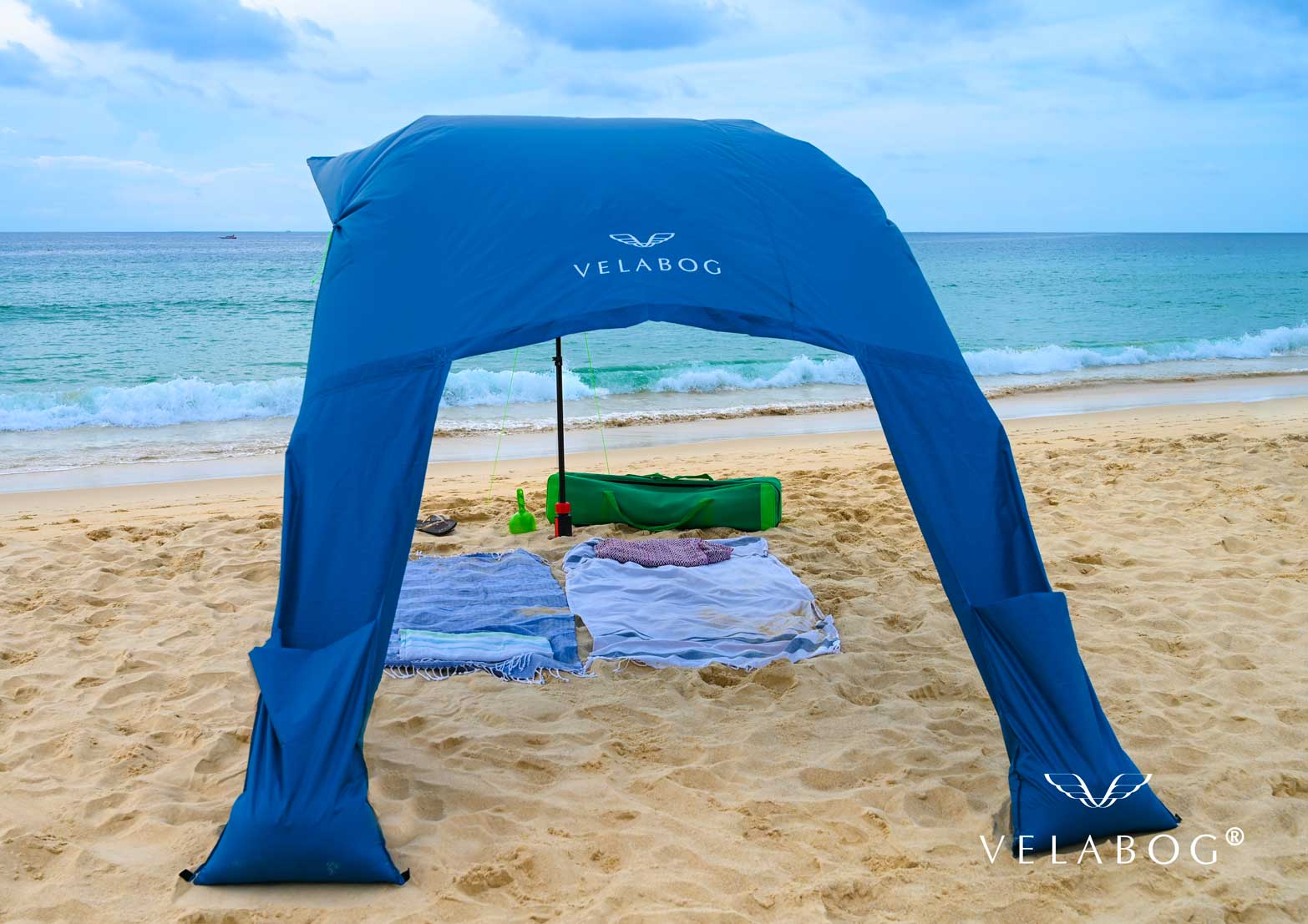 Voile d’ombrage tente plage Velabog Breeze, bleu. Le meilleur auvent de plage. Meilleure protection anti-UV pour la plage, bien haute et aérée. Option de montage par vent faible à fort. Vue de dos.