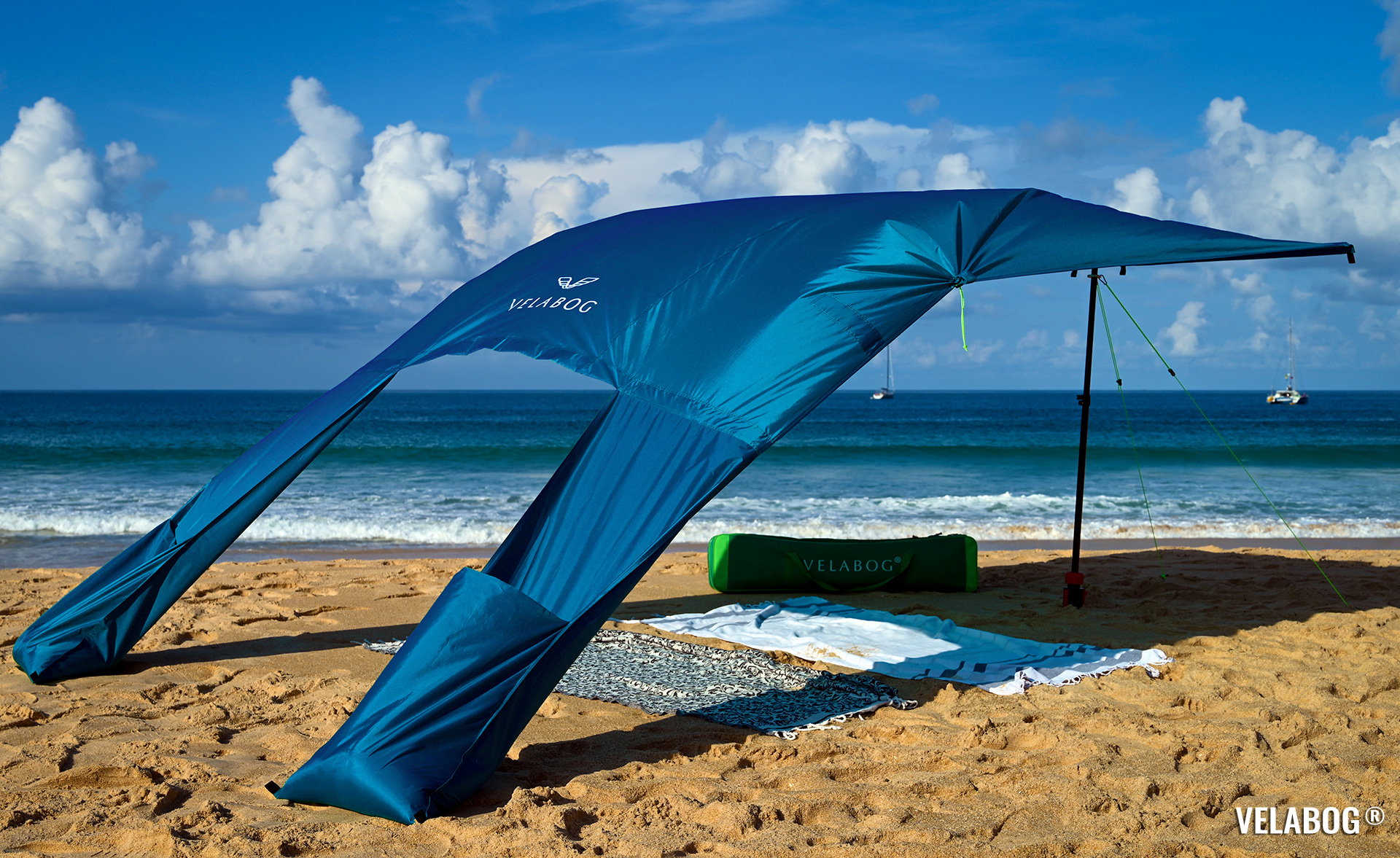 Strand Sonnensegel Strandzelt Velabog Breeze. Aufbauoption A - leichter bis starker Wind. Farbe: blau. Bester Sonnenschutz Strand. | Velabog ©